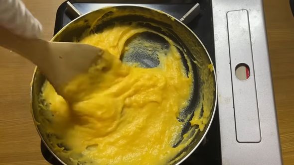 フライパンで加熱し三不沾の生地がまとまり始めた