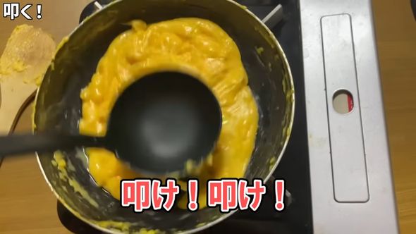 中華料理の三不沾を作るためフライパンの上で生地をたたく