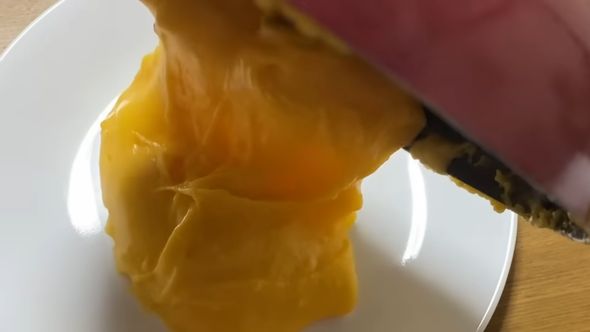 フライパンから皿に移される中華料理の三不沾