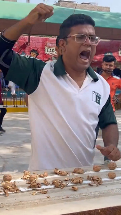 ギネス 世界記録 更新 高速 くるみ割り 肘 169個 破壊 パキスタン