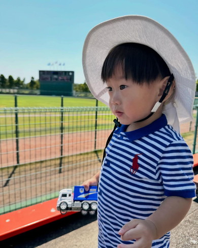 スポーツ観戦する1歳の男の子