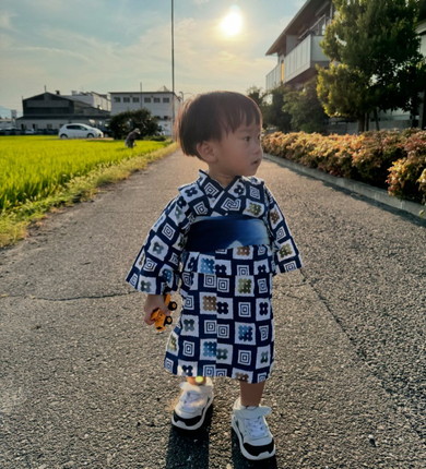 浴衣を着ている1歳の男の子