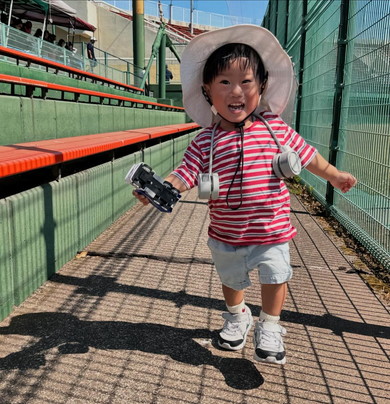 うれしそうに走る1歳の男の子