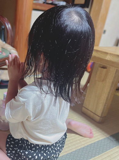 お行儀よく拝む2歳の娘