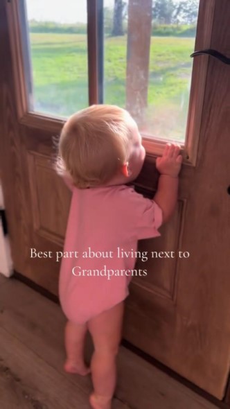 窓をのぞく赤ちゃん