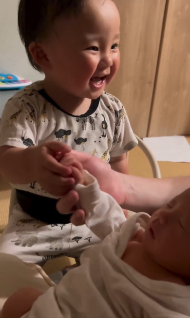 赤ちゃんと赤ちゃんの初対面