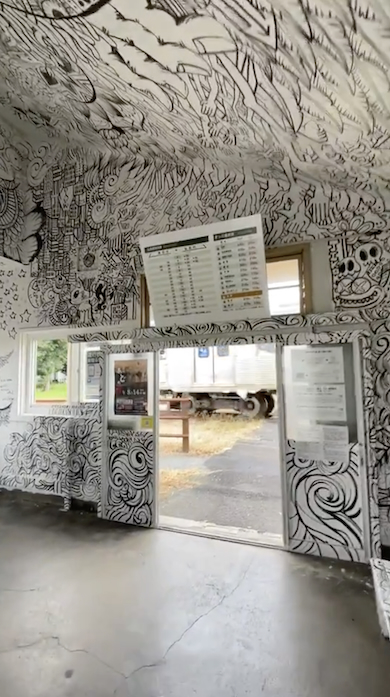 田舎館駅にアート壁画
