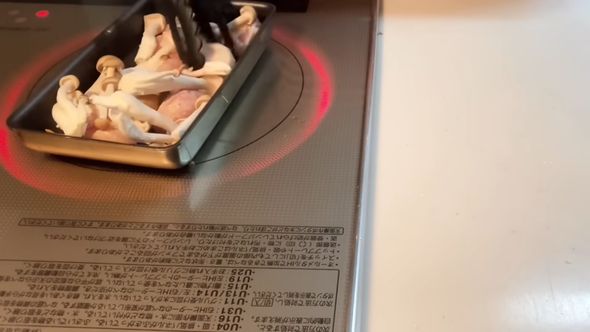 理想のお弁当箱に詰める鶏もも肉としめじのカレー炒めを作る様子