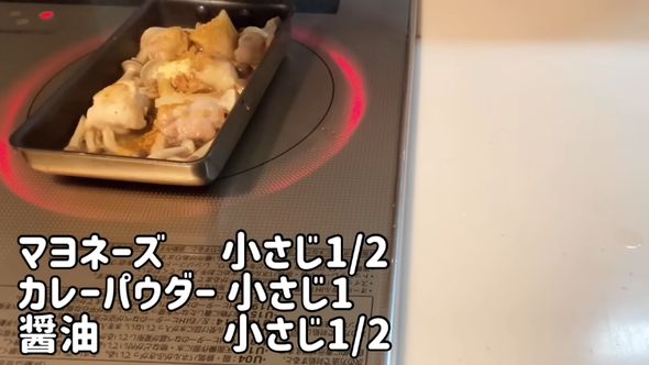 理想のお弁当箱に詰める鶏もも肉としめじのカレー炒めを作る様子