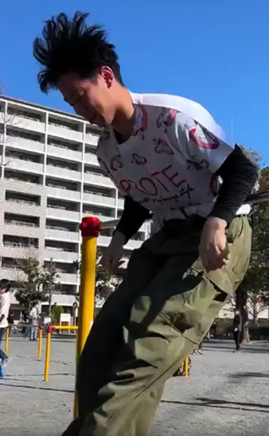 体操教室の先生同士でだるま回り対決