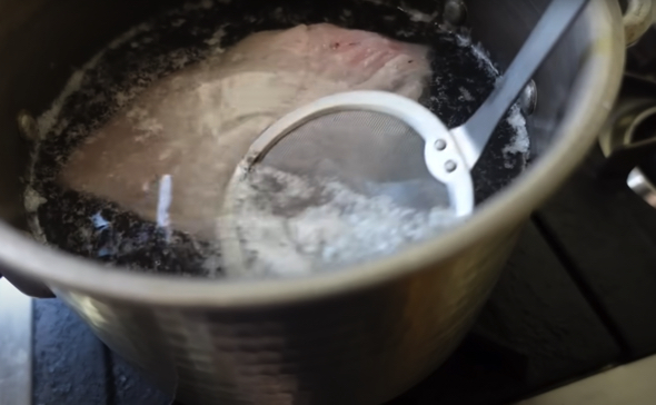 お湯を70度前後にキープしながら「豚 ウデブロック」を油抜き