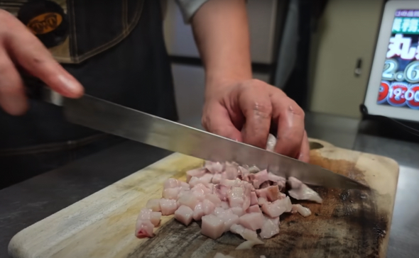 「豚 ウデブロック」を角切りにカット