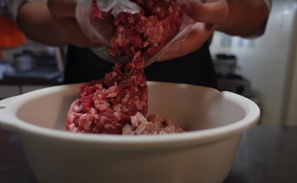 「豚 もも肉 粗挽きミンチ」を合わせます