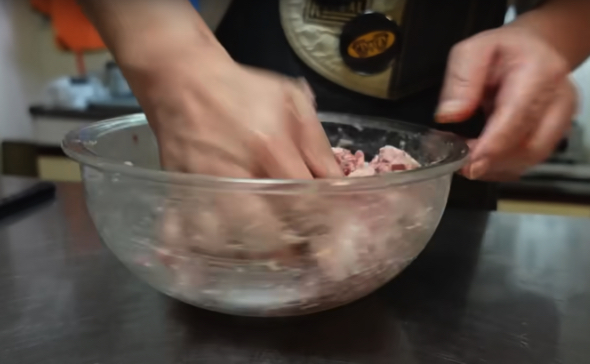 お肉がねっとりするまでこねます