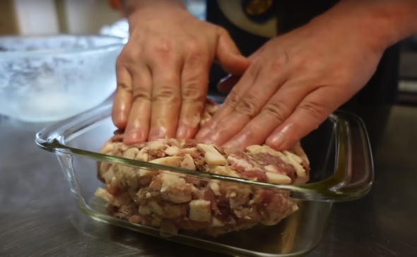 耐熱皿に油をひき、お肉を入れます