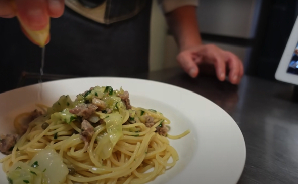 キャベツとサルシッチャのペペロンチーノ