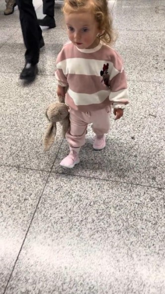 パパを探して歩く小さな女の子