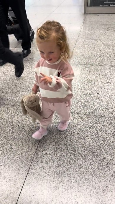 パパを探して歩く小さな女の子