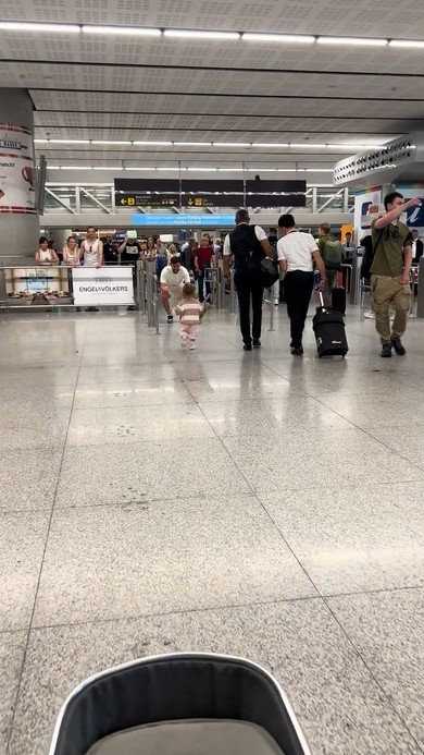 パパを探して歩く小さな女の子