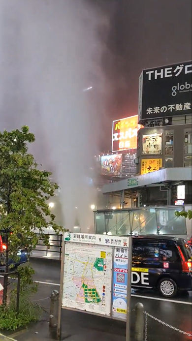 豪雨でマンホールが吹き飛ぶ被害