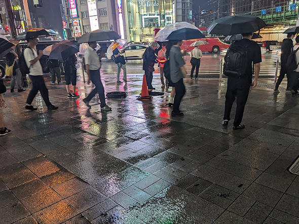 豪雨でマンホールが吹き飛ぶ被害
