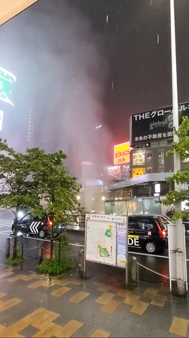 豪雨でマンホールが吹き飛ぶ被害