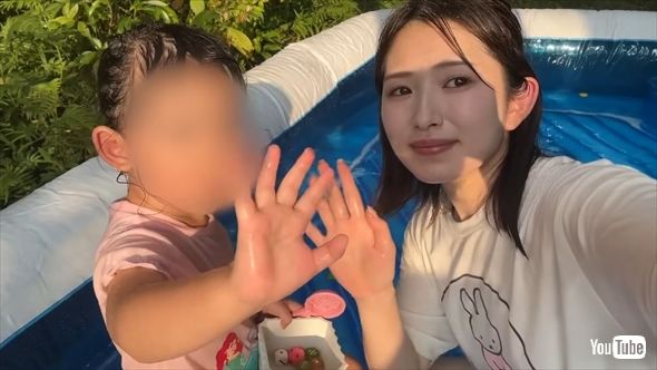 青木菜花と娘とプール