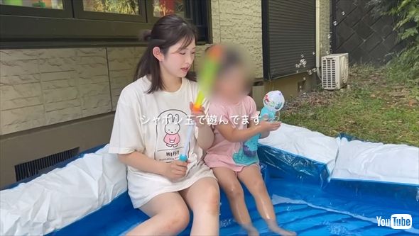 青木菜花と娘とプール