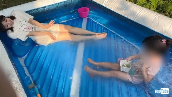 青木菜花と娘とプール