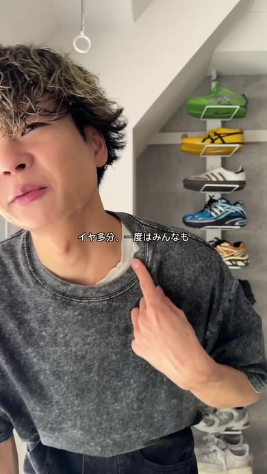 男性のインナーが上着の襟から見えてしまう問題の解決方法を紹介