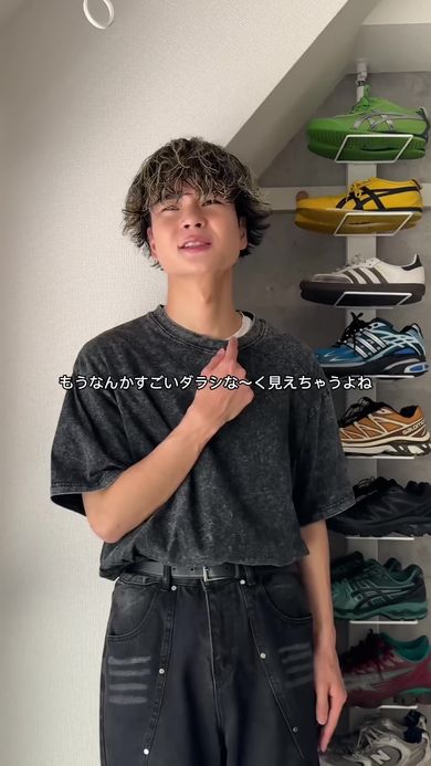 男性のインナーが上着の襟から見えてしまう問題の解決方法を紹介