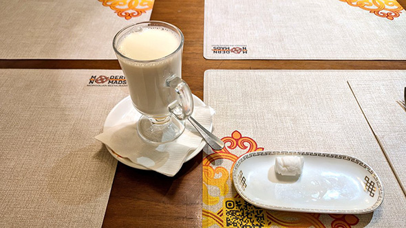 お皿の上に置かれたマシュマロに見えるおしぼり