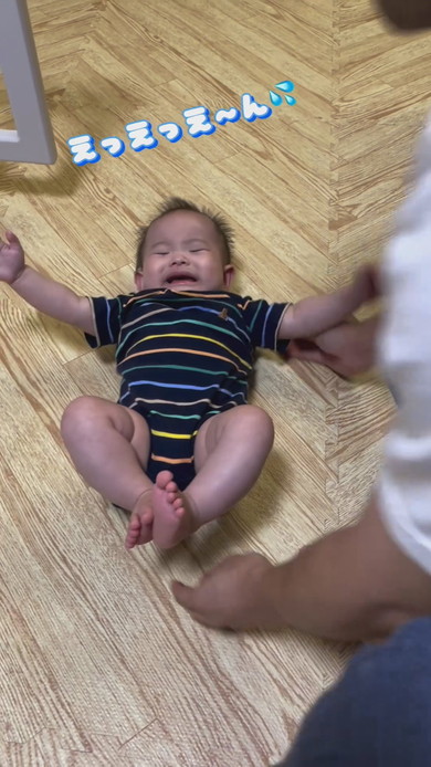 プレーマットで寝かされる赤ちゃん