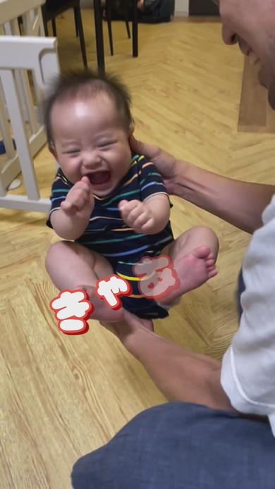 抱っこされている赤ちゃん