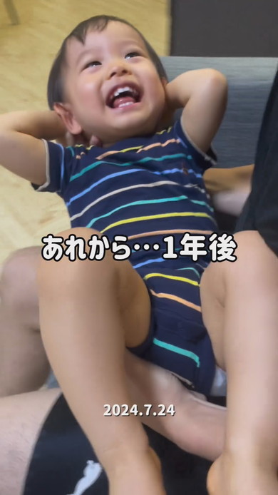 抱っこされている1歳の男の子