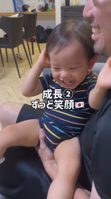 抱っこされる男の子