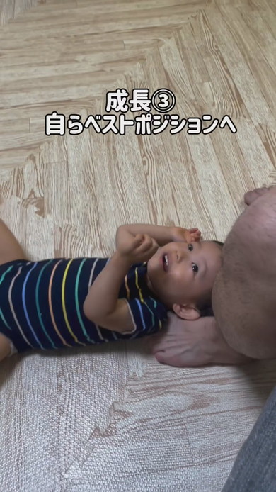 床で寝転がる男の子