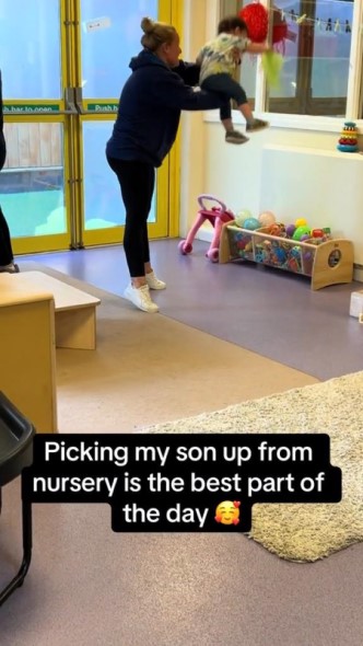 保育士と遊ぶ男の子