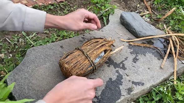 縄文時代のポシェットを再現するべく石を包んで型にする