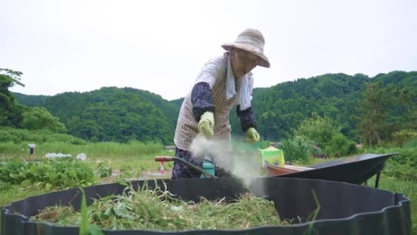 堆肥づくりをするおばあちゃん