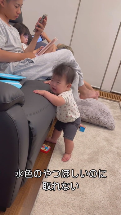 ソファの上のものが取れなくて泣く赤ちゃん