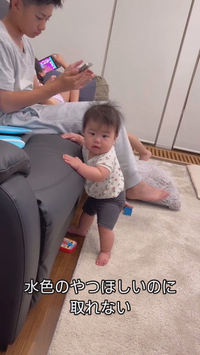 ソファの上のものが取れなくて泣く赤ちゃん