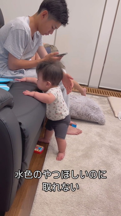 ソファの上のものが取れなくて泣く赤ちゃん