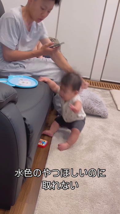 ソファの上のものが取れなくて泣く赤ちゃん