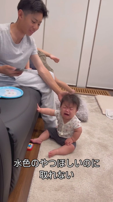 ソファの上のものが取れなくて泣く赤ちゃん
