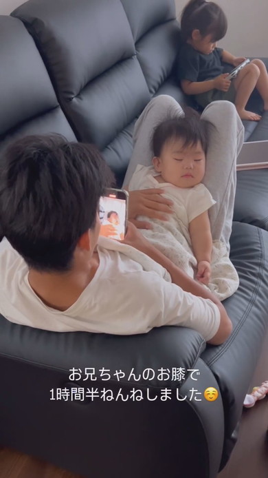 妹を乗せて横になるお兄ちゃん