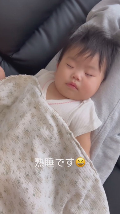 妹を乗せて横になるお兄ちゃん