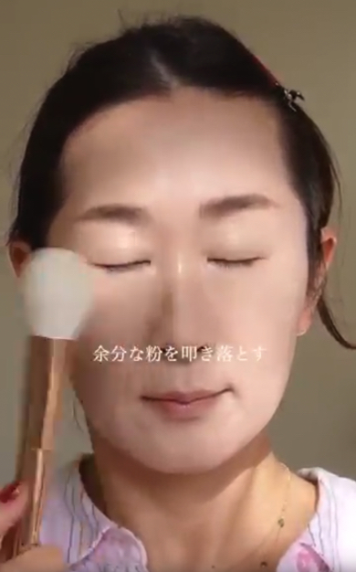 1分待ち、余分なパウダーをたたき落とします