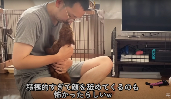 最初はぎこちない抱っこのパパさん