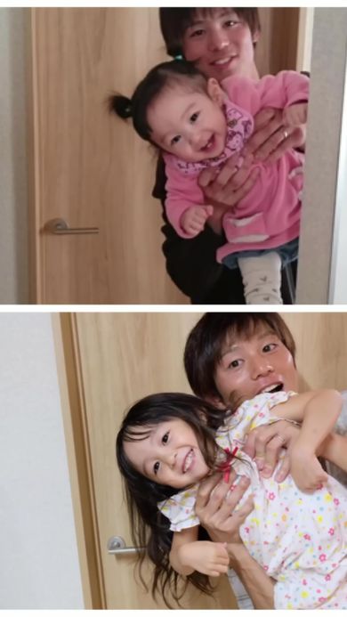 過去の写真と同じ構図で記念撮影する父と娘